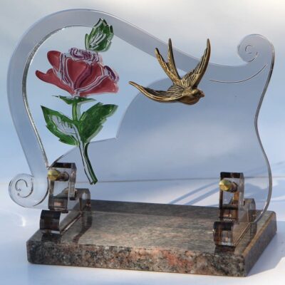 plaque funeraire altuglass avec hirondelle et rose colorée par plaques funéraire en ligne