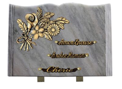plaque funeraire marbre avec bouquet de fleurs