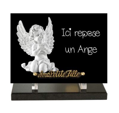 plaque funéraire avec un ange dont les mains sont ouvertes vers le ciel
